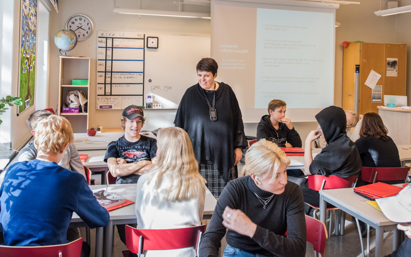 Elever och lärare i klassrum