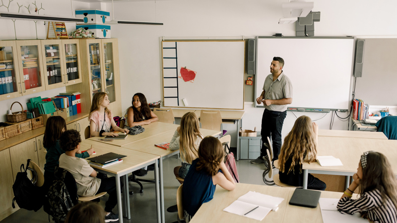 Elever och lärare i ett klassrum