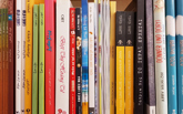 Böcker på olika språk i en bokhylla.