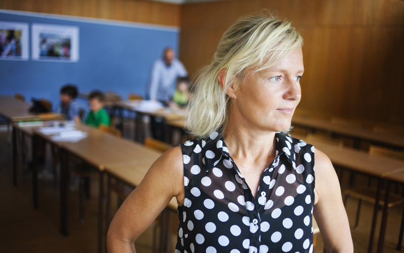 Kvinna i klassrum.
