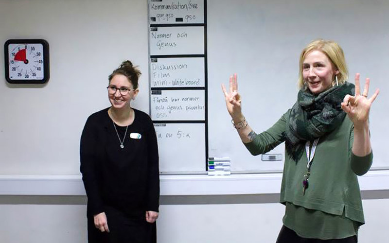 Lärarna Sandra och Emelie vid vita tavlan.