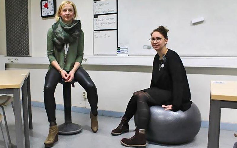 Lärarna Sandra och Emelie vid vita tavlan.
