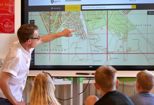 Martin Nyblom visar en karta i Stockholmskällan för elever