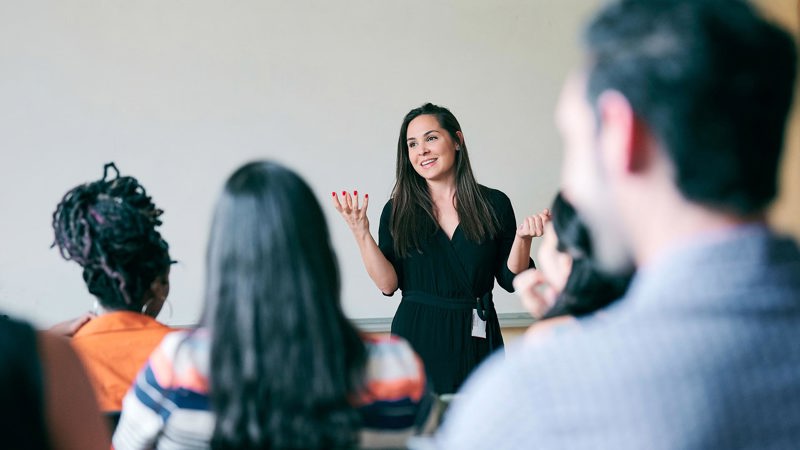 Föreläsare som talar inför personer.