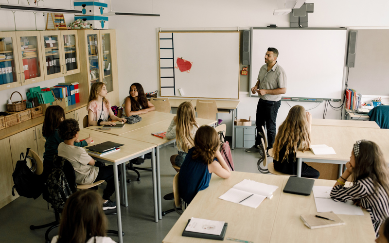 Elever och lärare i ett klassrum