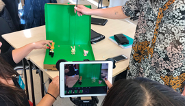 En grupp pedagoger filmar figurer framför en green screen.