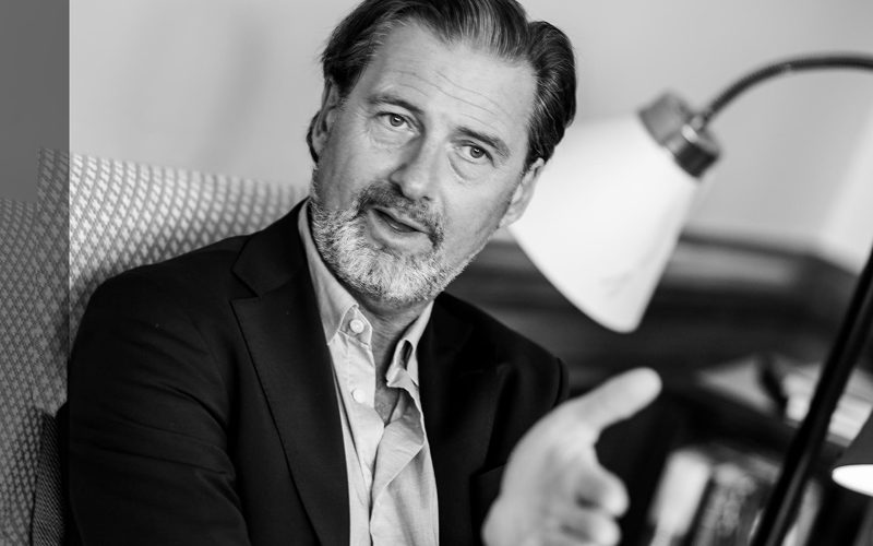 Jonas Aspelin i en diskussion.