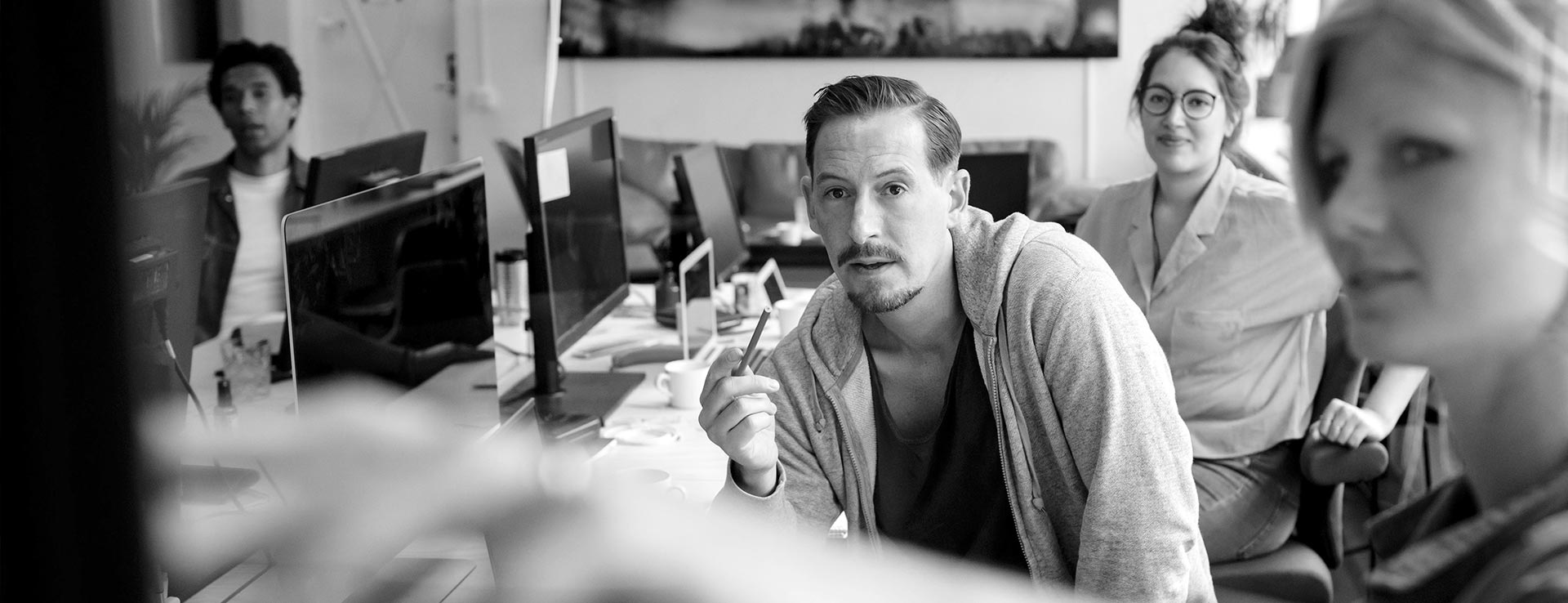 Flera lärare i en workshop tittar koncentrerat på något utanför bild.
