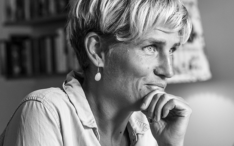 Forskaren Lina Lundström vilar hakan i handen.