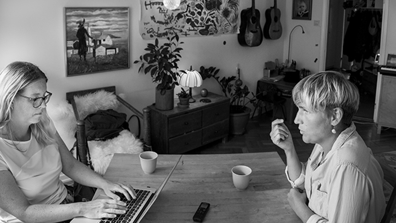 Forskaren Lina Lundström förklarar medan skribenten Annelie Drewsen skriver ner på sin dator.