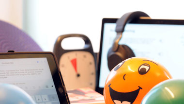 En gul boll med ett målat leende ansikte.