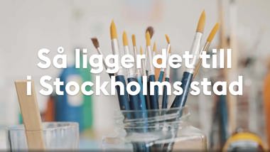 Penslar i burk och framför texten Så ligger det till i Stockholms stad.