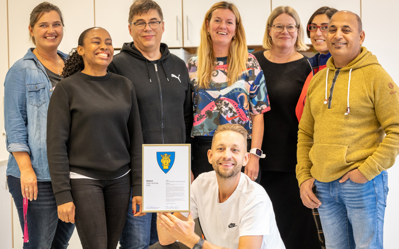 Åtta glada lärare har fått mottaga utmärkelsen Årets lärarlag på grundskolan 2021