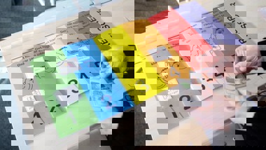 Bild indelad i olika färgfält ligger på en bänk.