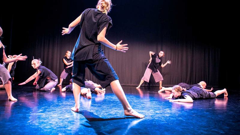 En grupp dansar barfota.