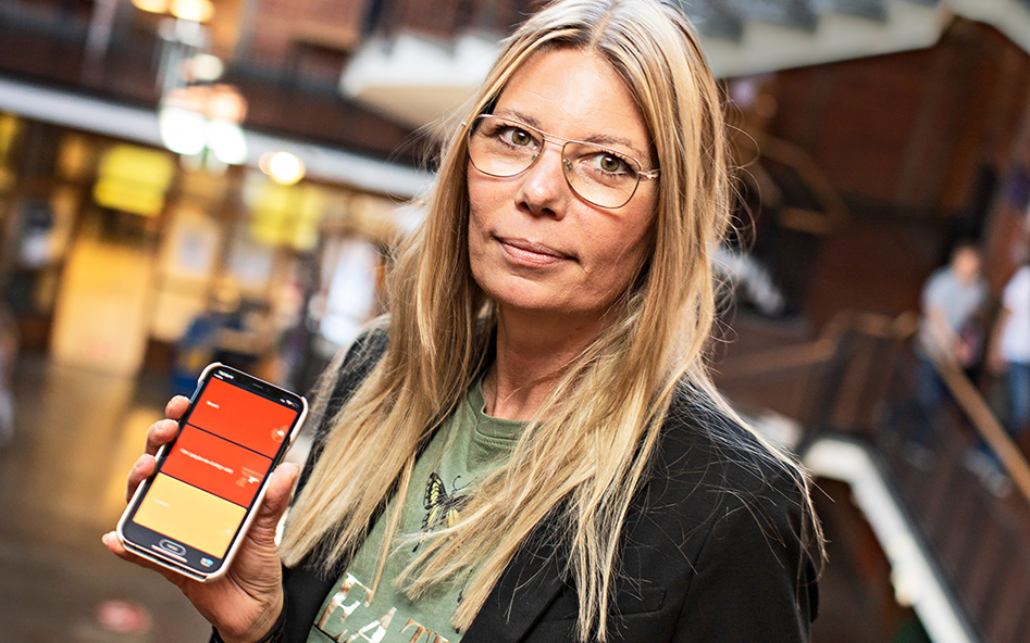 Rektor Catrine Hedlund visar upp den nya appen på sin smartphone.