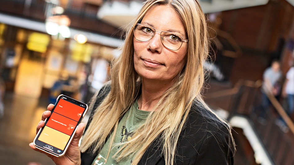 Rektor Catrine Hedlund visar upp den nya appen på sin smartphone.