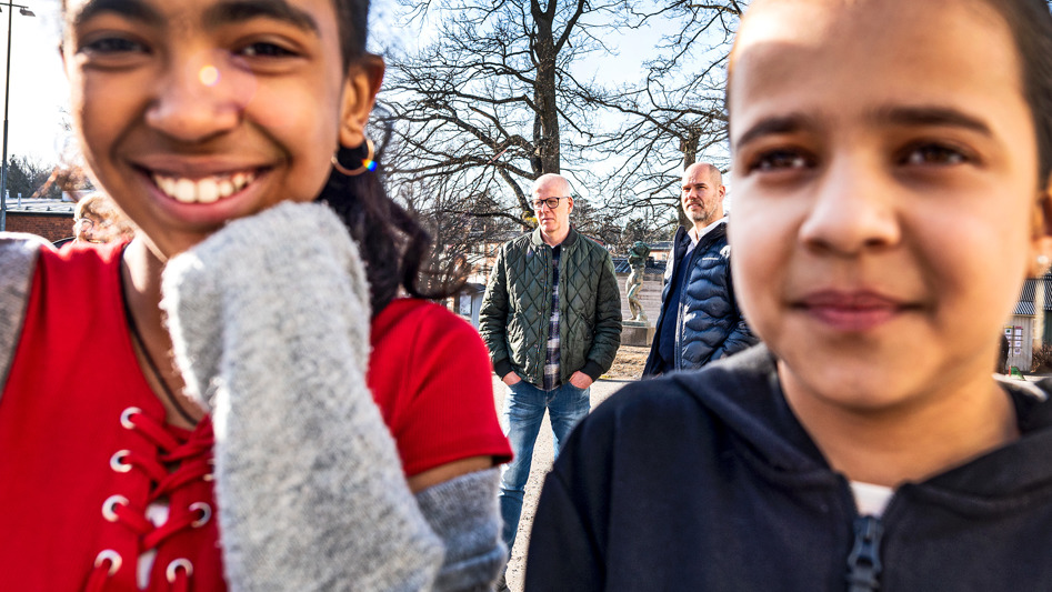 Två glada barn på Rågsveds grundskola.