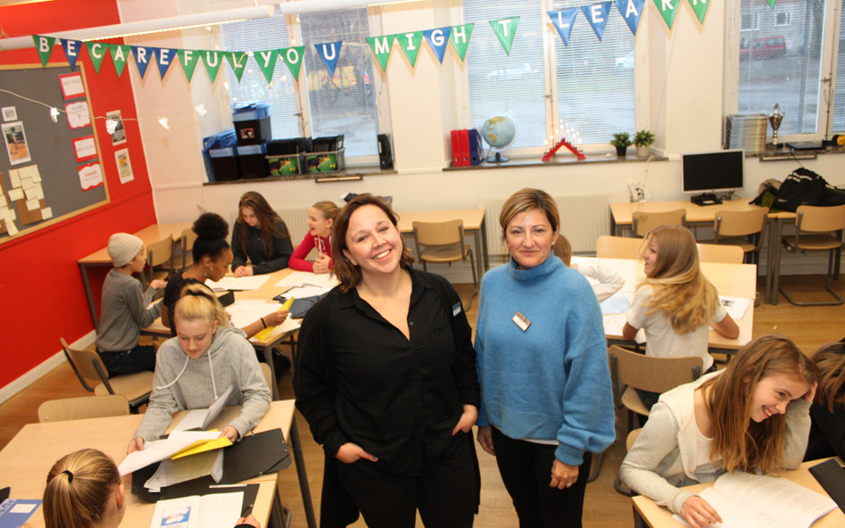 Marie Nilsson och Malin Behrenfeldt på Södermalmsskolan i sitt klassrum.