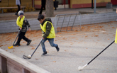 Tre barn spelar bandy utomhus.