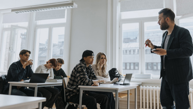 Lärare håller lektion för klass.