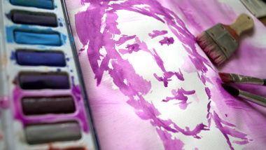 En akvarellmålning i lila nyanser föreställande ett ansikte.