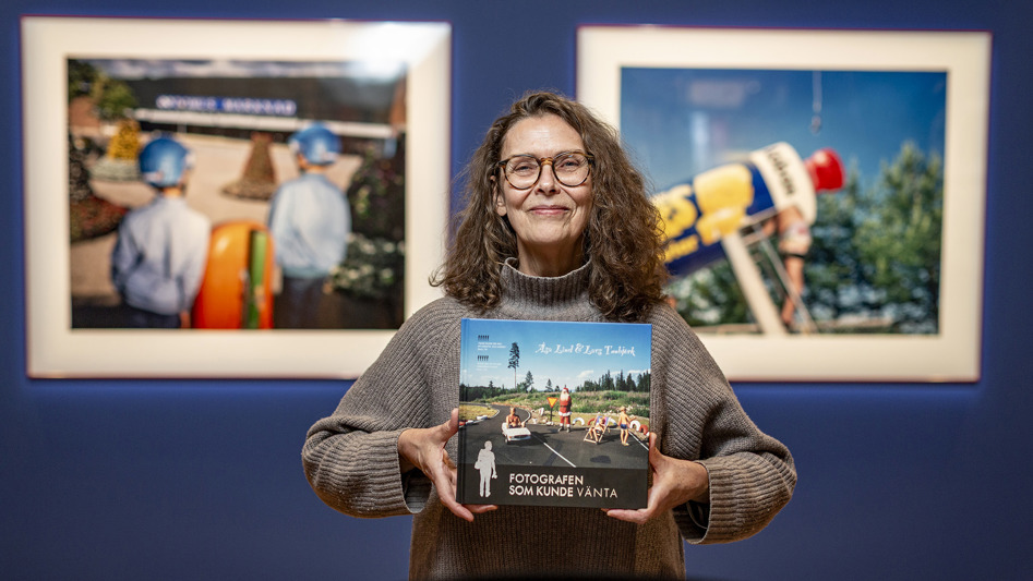 En kvinna håller i boken 