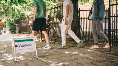 En skylt på gatan som talar om att det finns en vallokal.