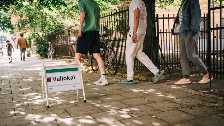 En skylt på gatan som talar om att det finns en vallokal.