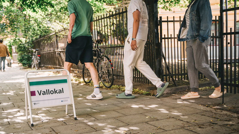 En skylt på gatan som talar om att det finns en vallokal.