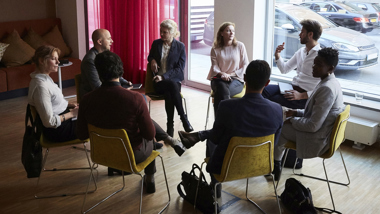 Grupp av personer samtalar sittande i en cirkel.