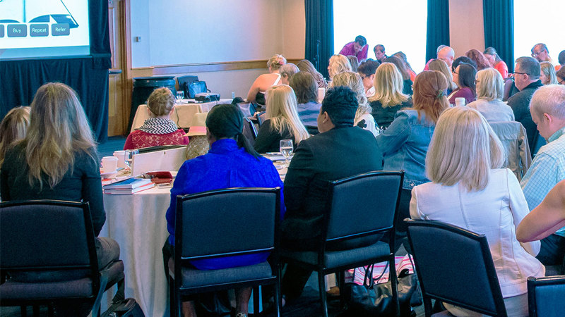 Människor som lyssnar på en föreläsning.