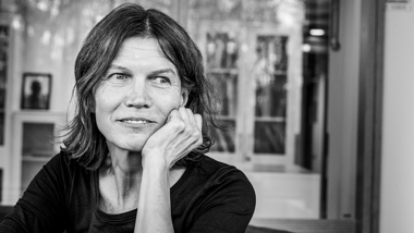 Svartvitt porträtt på medelålders kvinna.