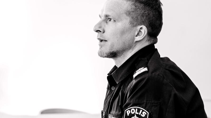 Halvbild av Ole Åkesson som sitter och pratar.