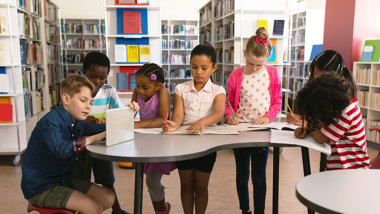 Elever i ett skolbibliotek.