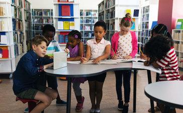 Elever i ett skolbibliotek