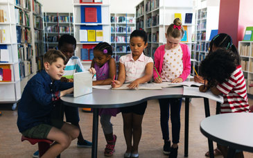 Elever i ett skolbibliotek