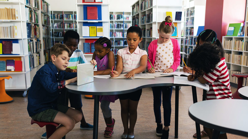 Elever i ett skolbibliotek
