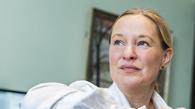 Närbild på kvinna som tittar bortåt.