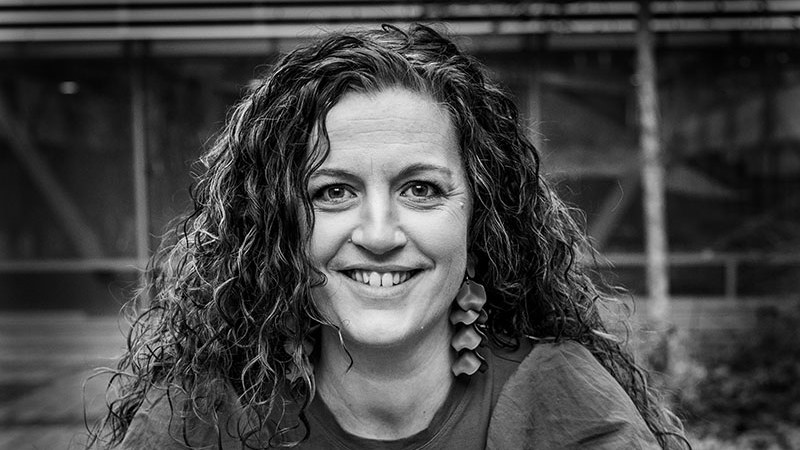 Närbild på kvinna med entusiastisk mimik. Svartvit bild. 