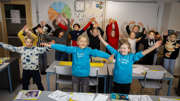 Lågstadieelever som gör rörelser i klassrum.