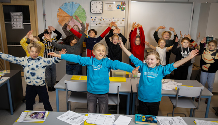 Lågstadieelever som gör rörelser i klassrum.