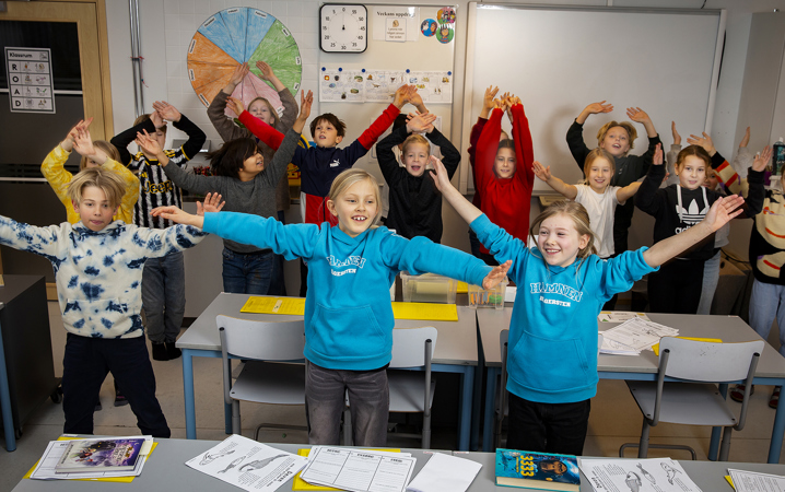 Lågstadieelever som gör rörelser i klassrum.