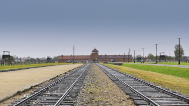 Tågräls som leder in till förintelselägret auschwitz.