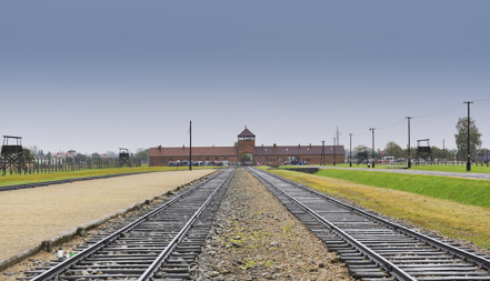 Tågräls som leder in till förintelselägret auschwitz.