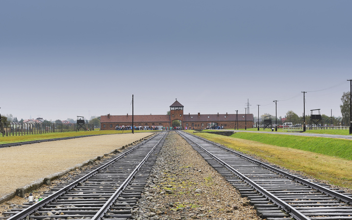 Tågräls som leder in till förintelselägret auschwitz.