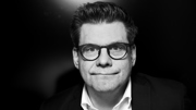 Svartvitt porträtt på man, foto.