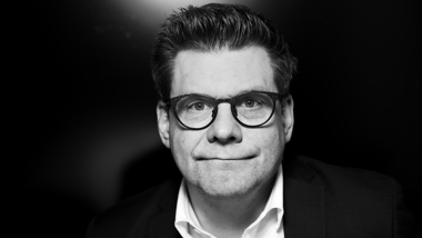 Svartvitt porträtt på man, foto.