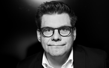 Svartvitt porträtt på man, foto.