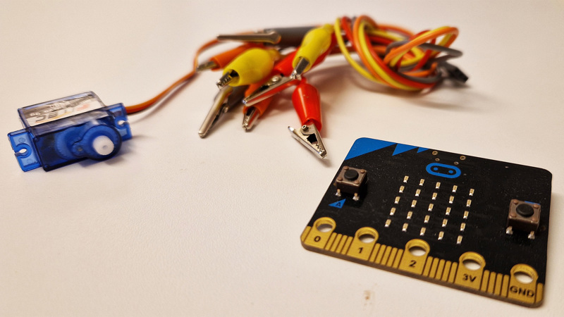 En Micro:Bit och ett nystan med sladdar.